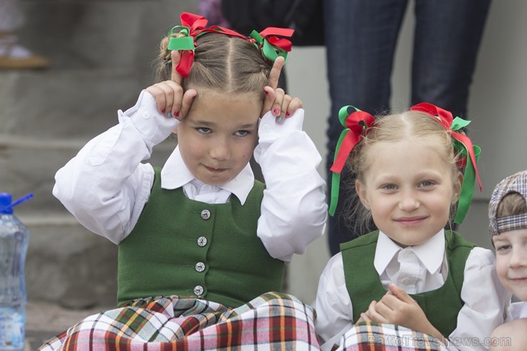 Limbažu pilsētas estrādē norisinājušies Limbažu novada deju svētki Ziedi manā tēva sētā 123828