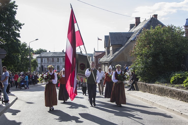 Limbažu pilsētas estrādē norisinājušies Limbažu novada deju svētki Ziedi manā tēva sētā 123838