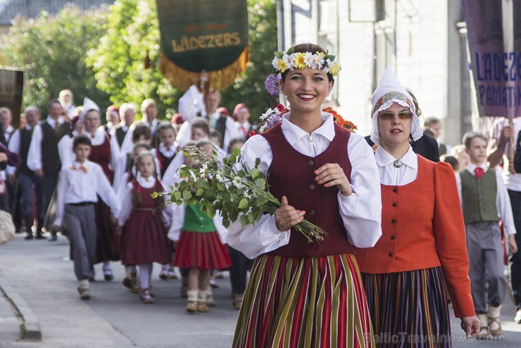 Limbažu pilsētas estrādē norisinājušies Limbažu novada deju svētki Ziedi manā tēva sētā 123839