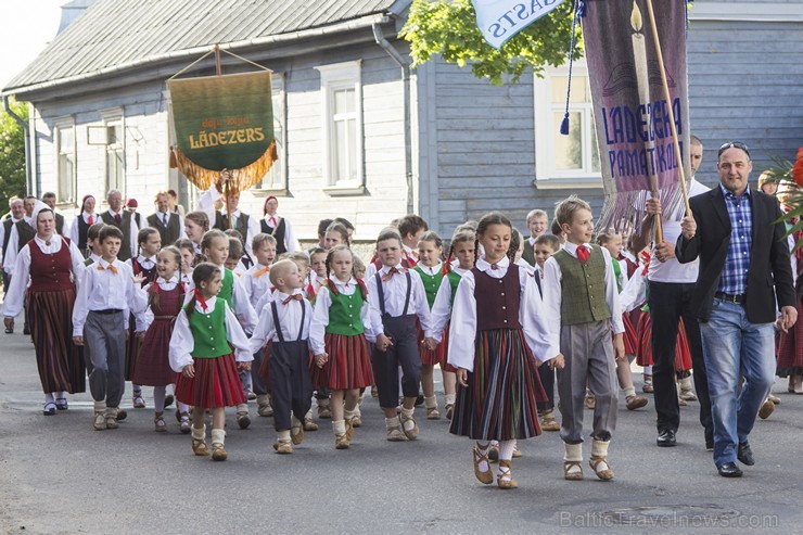 Limbažu pilsētas estrādē norisinājušies Limbažu novada deju svētki Ziedi manā tēva sētā 123840