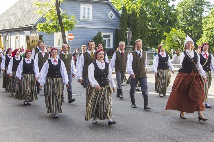 Limbažu pilsētas estrādē norisinājušies Limbažu novada deju svētki Ziedi manā tēva sētā 123841