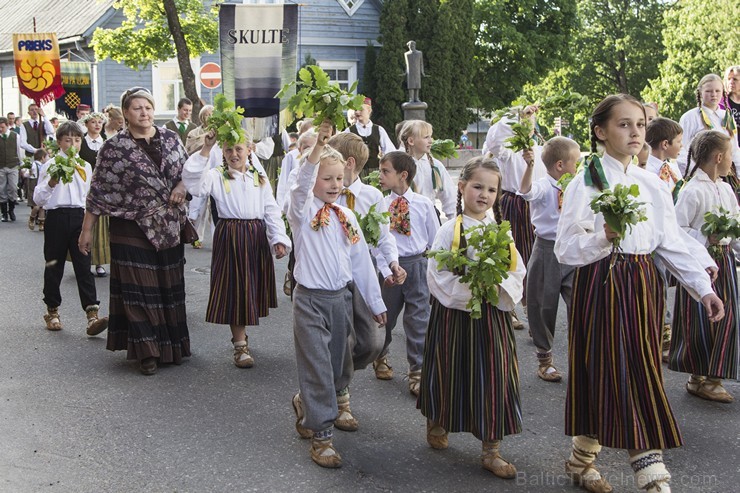 Limbažu pilsētas estrādē norisinājušies Limbažu novada deju svētki Ziedi manā tēva sētā 123844