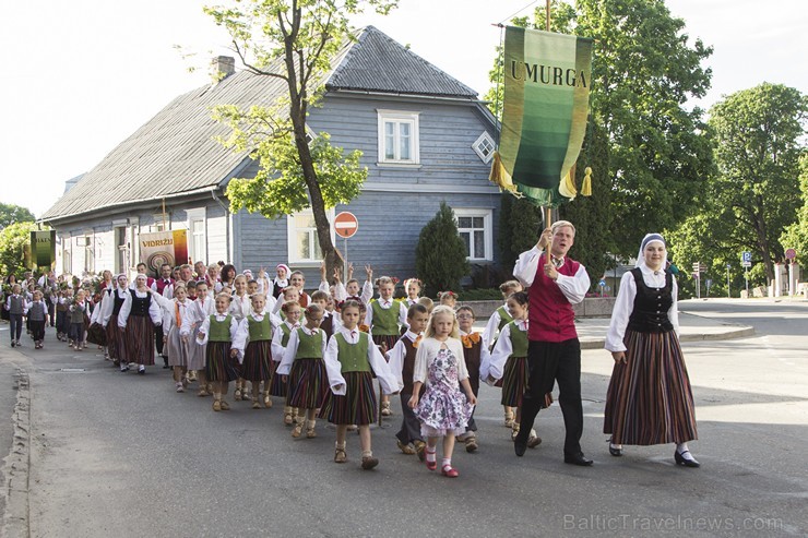 Limbažu pilsētas estrādē norisinājušies Limbažu novada deju svētki Ziedi manā tēva sētā 123847