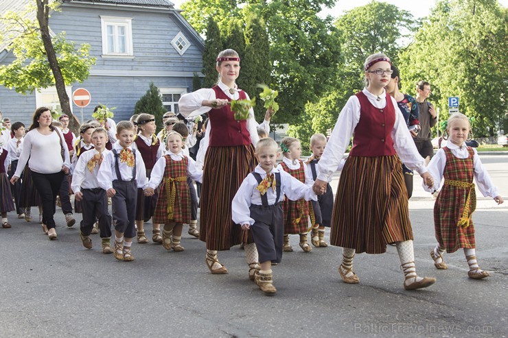 Limbažu pilsētas estrādē norisinājušies Limbažu novada deju svētki Ziedi manā tēva sētā 123850