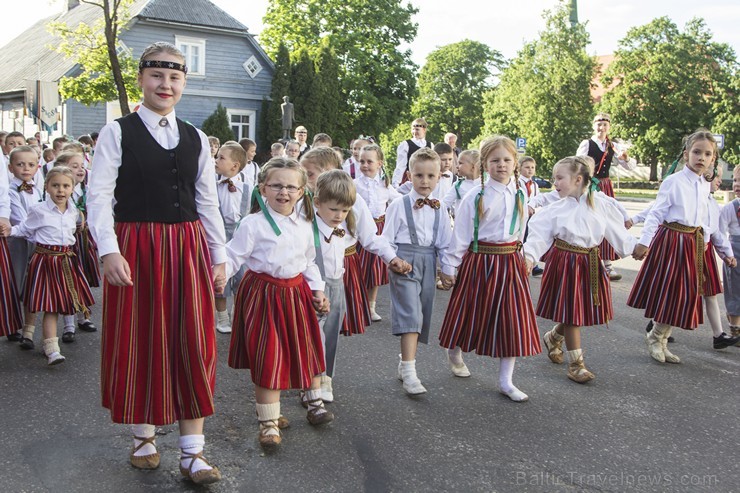 Limbažu pilsētas estrādē norisinājušies Limbažu novada deju svētki Ziedi manā tēva sētā 123857