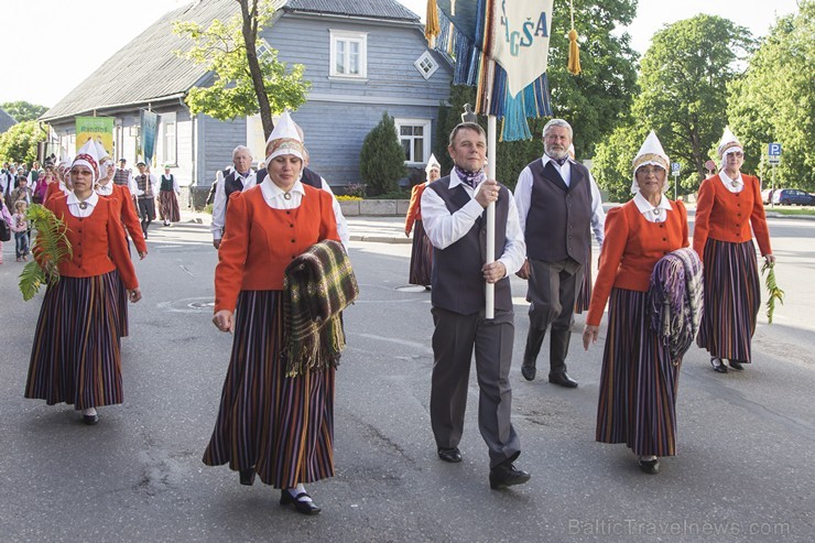 Limbažu pilsētas estrādē norisinājušies Limbažu novada deju svētki Ziedi manā tēva sētā 123858