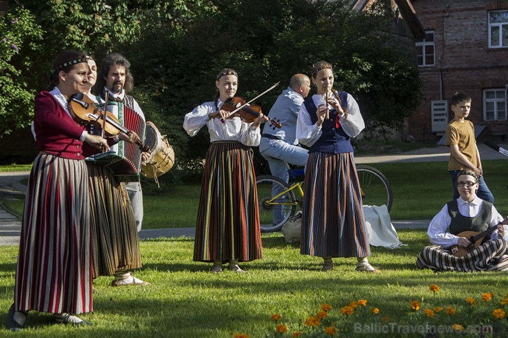 Limbažu pilsētas estrādē norisinājušies Limbažu novada deju svētki Ziedi manā tēva sētā 123862