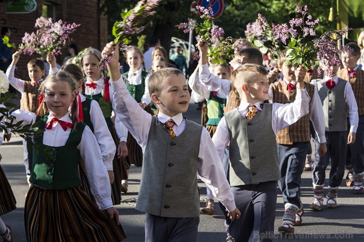 Limbažu pilsētas estrādē norisinājušies Limbažu novada deju svētki Ziedi manā tēva sētā 123869