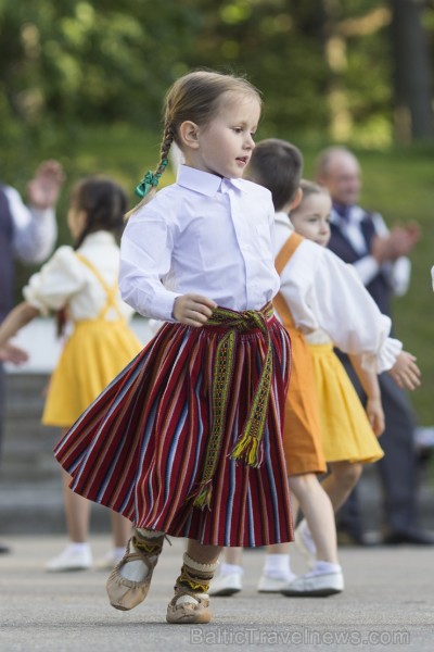 Limbažu pilsētas estrādē norisinājušies Limbažu novada deju svētki Ziedi manā tēva sētā 123884