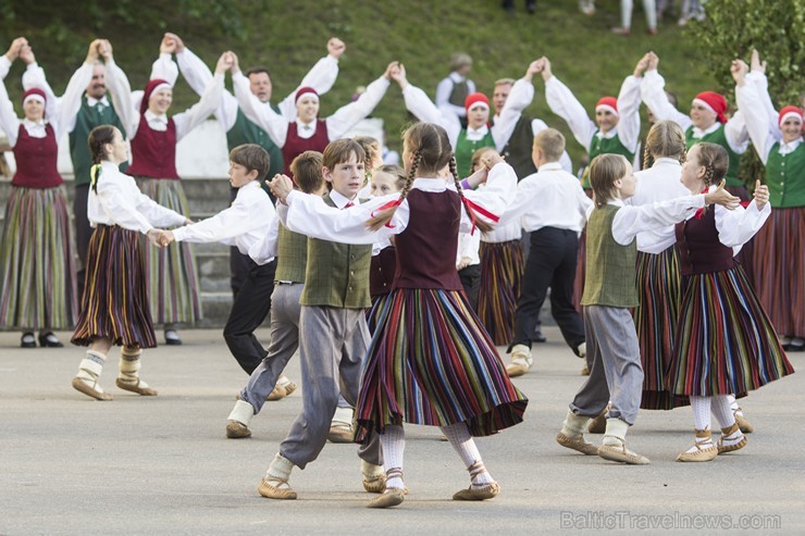 Limbažu pilsētas estrādē norisinājušies Limbažu novada deju svētki Ziedi manā tēva sētā 123887