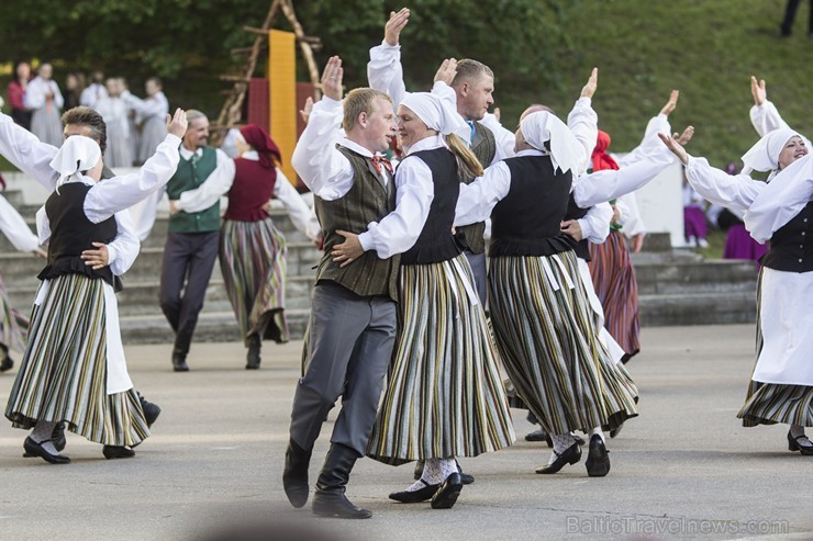 Limbažu pilsētas estrādē norisinājušies Limbažu novada deju svētki Ziedi manā tēva sētā 123888