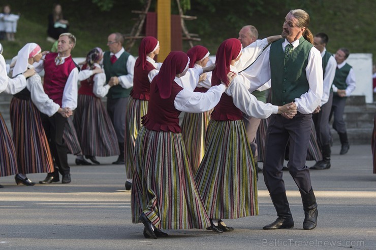 Limbažu pilsētas estrādē norisinājušies Limbažu novada deju svētki Ziedi manā tēva sētā 124043