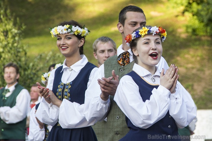 Limbažu pilsētas estrādē norisinājušies Limbažu novada deju svētki Ziedi manā tēva sētā 124054