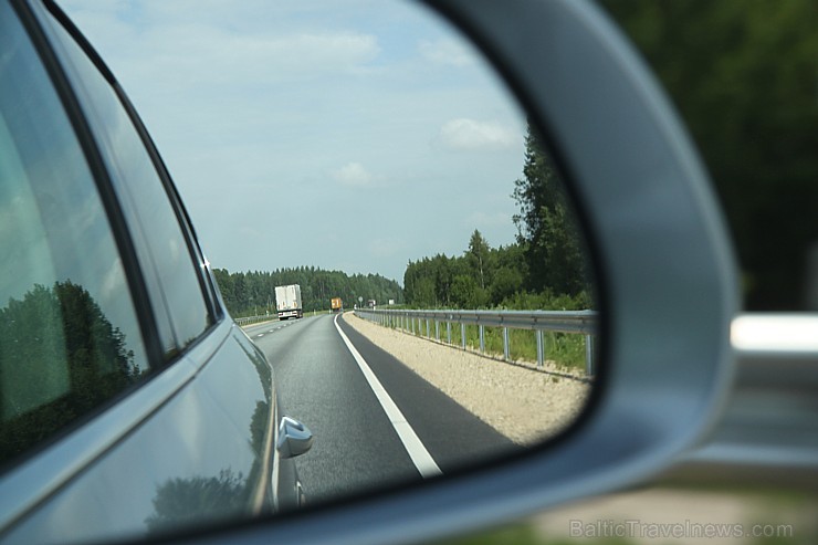 Škoda SuperB ar 140 zirgspēkiem nav sacīkšu automobilis, taču pietiekami sprigants, lai veikli apdzītu lēnākus auto satiksmes dalībniekus 124524