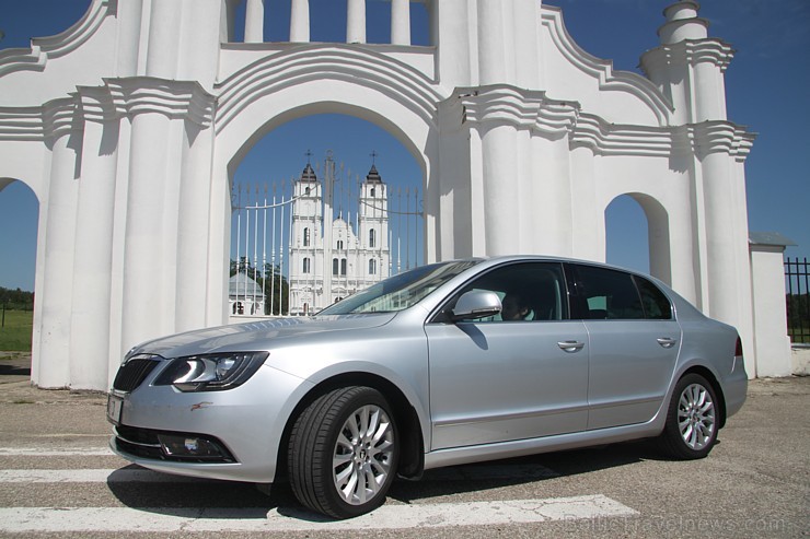 Škoda SuperB ir īstais automobilis, lai uz Sv. Jaunavas Marijas Debesbraukšanas svētkiem Aglonā atvestu vecmāmiņu kaut vai no Liepājas 124526