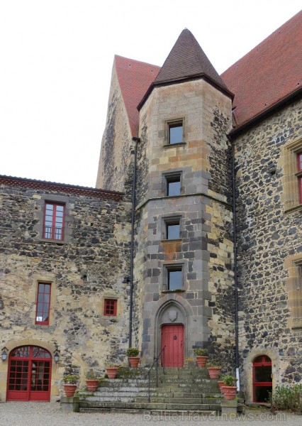 13. gadsimta pils Saint Saturnin gaida romantisku ceļojumu meklētājus www.chateaudesaintsaturnin.com 124824