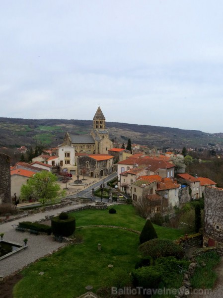 13. gadsimta pils Saint Saturnin gaida romantisku ceļojumu meklētājus www.chateaudesaintsaturnin.com 124845