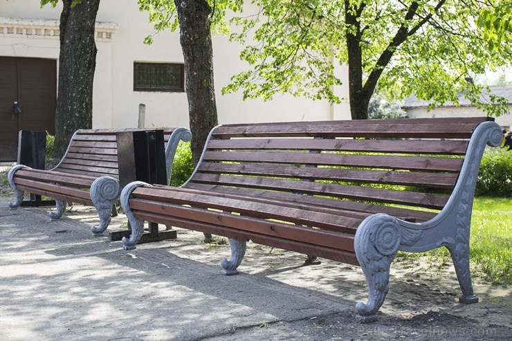 Krustpils stacija ir lielākā līnijas Rīga - Daugavpils starpstacija, kura izbūvēta līdz ar līnijas būvniecību 1861. gadā. Vecā stacijas ēka tika sagra 124940