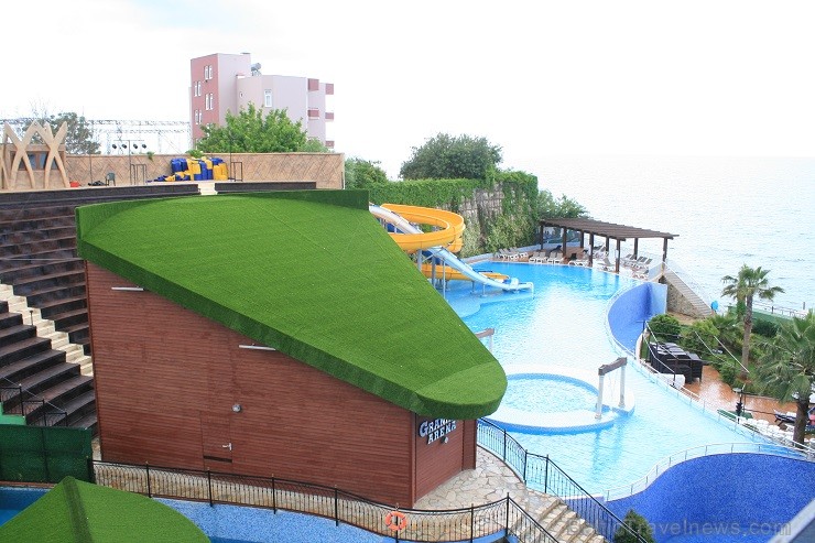 Viesnīcas teritorijā ir lielais baseins un baseins bērniem, kā arī ūdens slidkalniņi 125283
