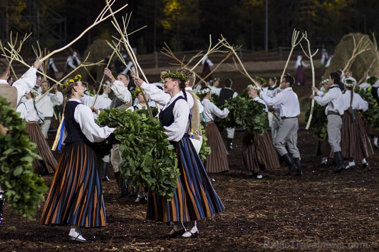 Saulgriežu deju uzvedums Lec, saulīte! pārsteidz ar iespaidīgu scenāriju un audiovizuāliem priekšnesumiem 125890