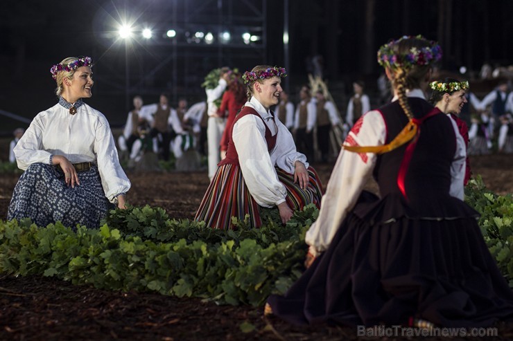 Saulgriežu deju uzvedums Lec, saulīte! pārsteidz ar iespaidīgu scenāriju un audiovizuāliem priekšnesumiem 125894