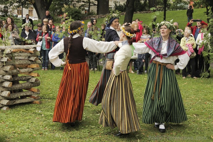 Īsi pirms Jāņiem Bastejkalns pārtapis vienā lielā sētā un visi svētku dalībnieki un apmeklētāji tapa par vienu kuplu saimi, kura gatavojās Jāņu sagaid 125945