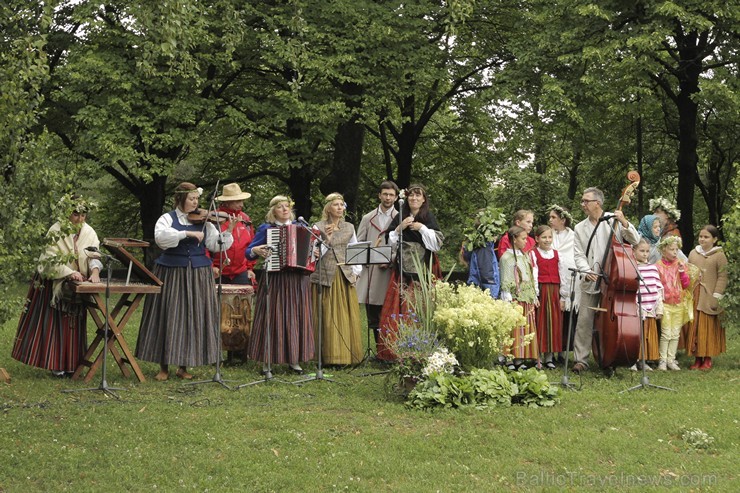 Pasākumā piedalījās bērnu folkloras kopas Krulla, Ciguzis un mazie rīdzinieki ar saviem vecākiem 125946