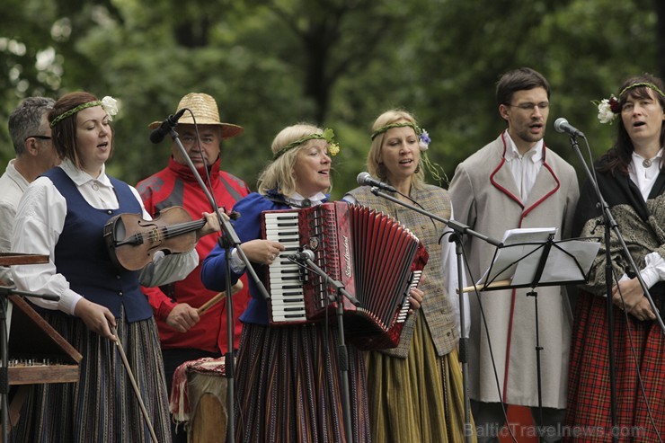 Pasākumā piedalījās bērnu folkloras kopas Krulla, Ciguzis un mazie rīdzinieki ar saviem vecākiem 125947