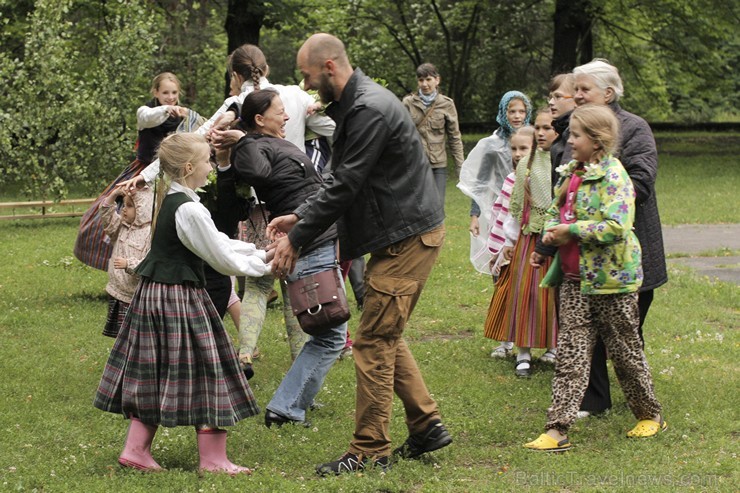 Pasākumā piedalījās bērnu folkloras kopas Krulla, Ciguzis un mazie rīdzinieki ar saviem vecākiem 125948