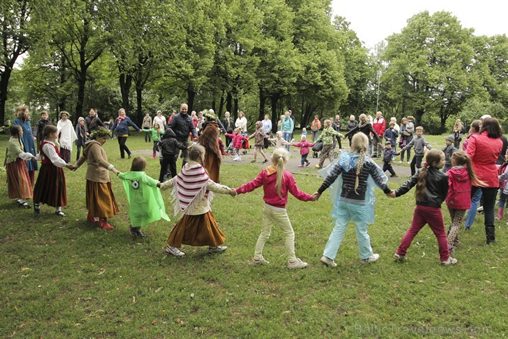 Pasākumā piedalījās bērnu folkloras kopas Krulla, Ciguzis un mazie rīdzinieki ar saviem vecākiem 125951