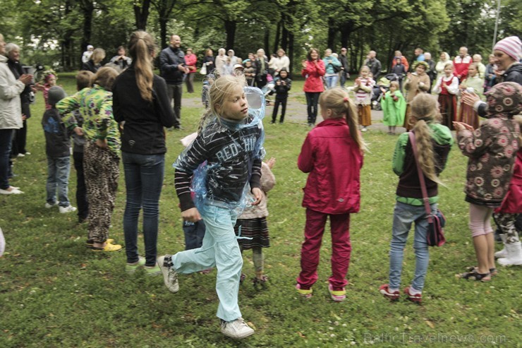 Pasākumā piedalījās bērnu folkloras kopas Krulla, Ciguzis un mazie rīdzinieki ar saviem vecākiem 125952