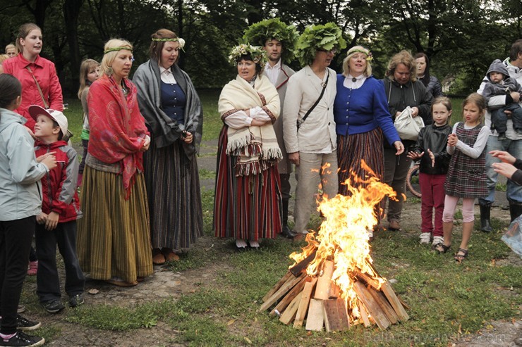 Pasākumā piedalījās bērnu folkloras kopas Krulla, Ciguzis un mazie rīdzinieki ar saviem vecākiem 125961