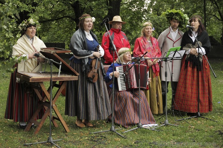 Pasākumā piedalījās bērnu folkloras kopas Krulla, Ciguzis un mazie rīdzinieki ar saviem vecākiem 125963