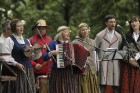 Grīziņkalna parkā Jāņu ielīgošana notikusi kopā ar bērnu folkloras kopām