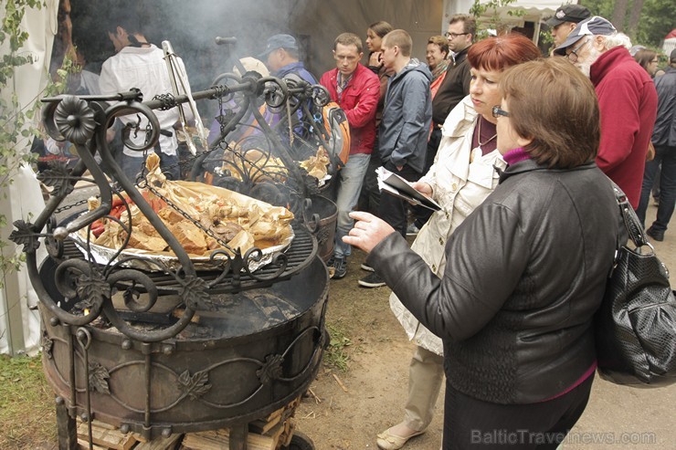 Pasaules saulgriežu festivāla programmu veidoja dziesmas, dejas un rituāli, sākot ar pašmāju un tuvāko kaimiņu skanīgākajiem līgotājiem, Rumānijas un  126011