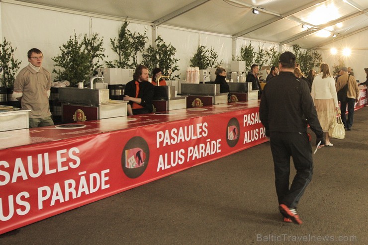 Pasaules saulgriežu festivāla programmu veidoja dziesmas, dejas un rituāli, sākot ar pašmāju un tuvāko kaimiņu skanīgākajiem līgotājiem, Rumānijas un  126016