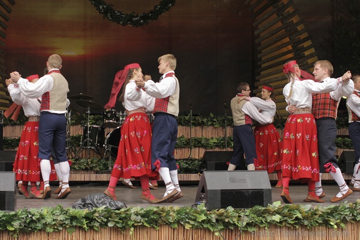 Pasaules saulgriežu festivāla programmu veidoja dziesmas, dejas un rituāli, sākot ar pašmāju un tuvāko kaimiņu skanīgākajiem līgotājiem, Rumānijas un  126020