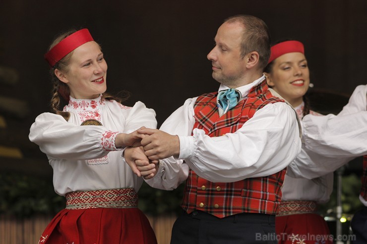 Pasaules saulgriežu festivāla programmu veidoja dziesmas, dejas un rituāli, sākot ar pašmāju un tuvāko kaimiņu skanīgākajiem līgotājiem, Rumānijas un  126021