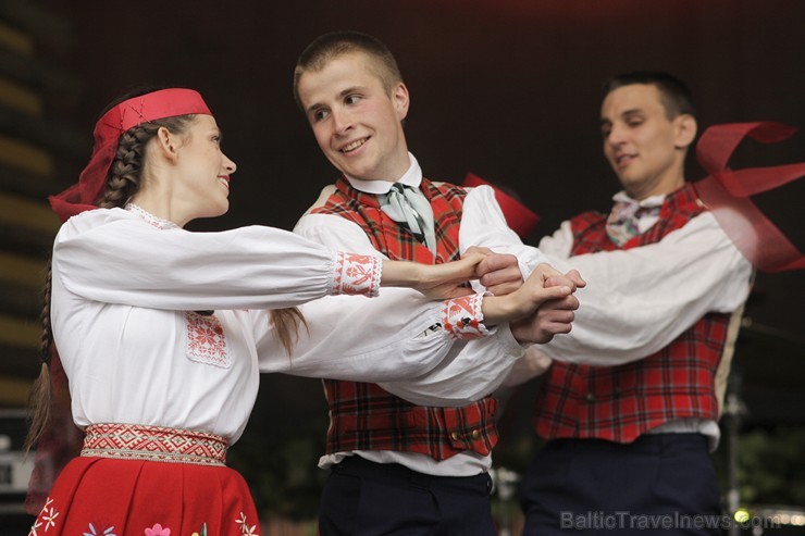 Pasaules saulgriežu festivāla programmu veidoja dziesmas, dejas un rituāli, sākot ar pašmāju un tuvāko kaimiņu skanīgākajiem līgotājiem, Rumānijas un  126022