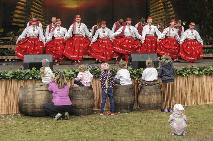 Pasaules saulgriežu festivāla programmu veidoja dziesmas, dejas un rituāli, sākot ar pašmāju un tuvāko kaimiņu skanīgākajiem līgotājiem, Rumānijas un  126023