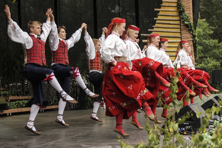 Pasaules saulgriežu festivāla programmu veidoja dziesmas, dejas un rituāli, sākot ar pašmāju un tuvāko kaimiņu skanīgākajiem līgotājiem, Rumānijas un  126024