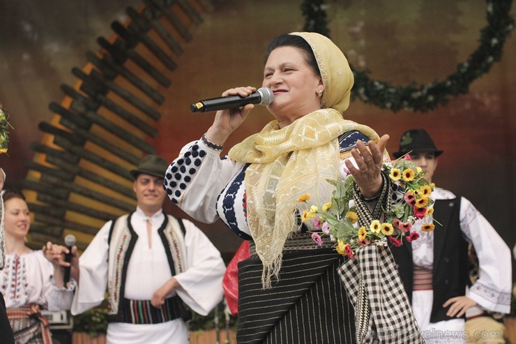 Pasaules saulgriežu festivāla programmu veidoja dziesmas, dejas un rituāli, sākot ar pašmāju un tuvāko kaimiņu skanīgākajiem līgotājiem, Rumānijas un  126030