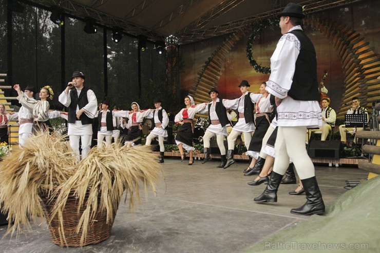 Pasaules saulgriežu festivāla programmu veidoja dziesmas, dejas un rituāli, sākot ar pašmāju un tuvāko kaimiņu skanīgākajiem līgotājiem, Rumānijas un  126031