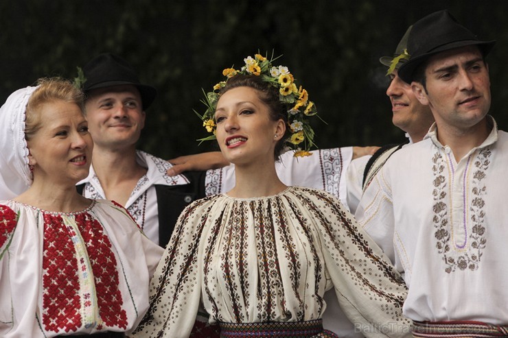 Pasaules saulgriežu festivāla programmu veidoja dziesmas, dejas un rituāli, sākot ar pašmāju un tuvāko kaimiņu skanīgākajiem līgotājiem, Rumānijas un  126033