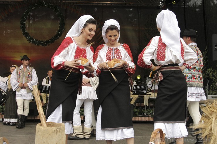 Pasaules saulgriežu festivāla programmu veidoja dziesmas, dejas un rituāli, sākot ar pašmāju un tuvāko kaimiņu skanīgākajiem līgotājiem, Rumānijas un  126034