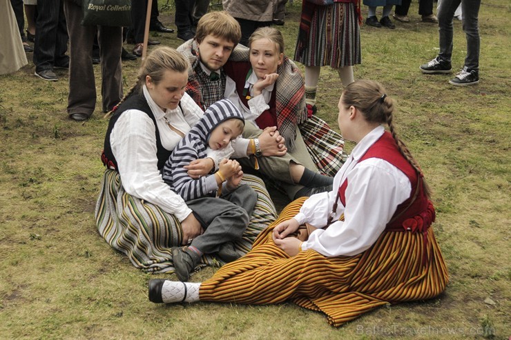 Pasaules saulgriežu festivāla programmu veidoja dziesmas, dejas un rituāli, sākot ar pašmāju un tuvāko kaimiņu skanīgākajiem līgotājiem, Rumānijas un  126035