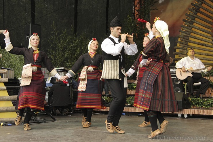 Pasaules saulgriežu festivāla programmu veidoja dziesmas, dejas un rituāli, sākot ar pašmāju un tuvāko kaimiņu skanīgākajiem līgotājiem, Rumānijas un  126036