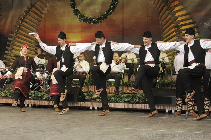 Pasaules saulgriežu festivāla programmu veidoja dziesmas, dejas un rituāli, sākot ar pašmāju un tuvāko kaimiņu skanīgākajiem līgotājiem, Rumānijas un  126037