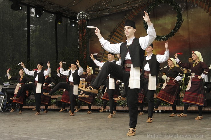 Pasaules saulgriežu festivāla programmu veidoja dziesmas, dejas un rituāli, sākot ar pašmāju un tuvāko kaimiņu skanīgākajiem līgotājiem, Rumānijas un  126038