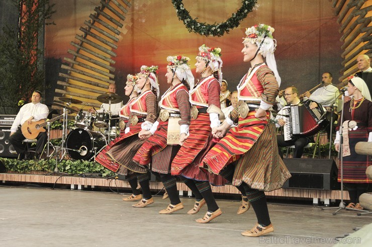 Pasaules saulgriežu festivāla programmu veidoja dziesmas, dejas un rituāli, sākot ar pašmāju un tuvāko kaimiņu skanīgākajiem līgotājiem, Rumānijas un  126040